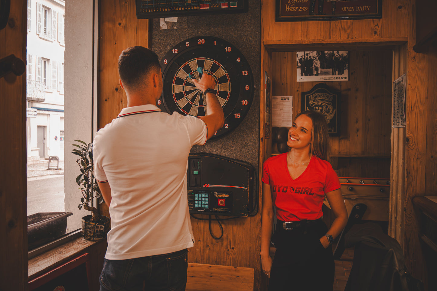 T-shirt col v rouge "OYO GIRL"