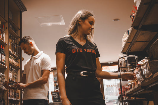 T-shirt col v noir "OYO GIRL"